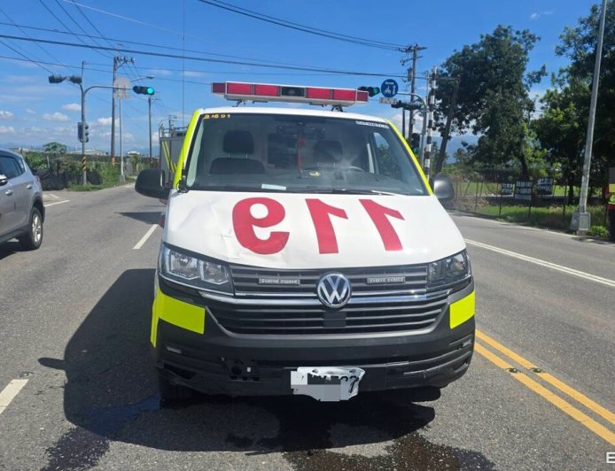 屏東救護車闖紅燈搶命　機車沒禮讓猛撞...騎士受傷送醫
