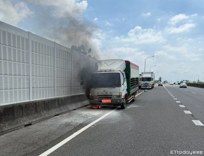 快訊/國一288公里北上驚見大貨車引擎竄火 南消滅火無人傷亡