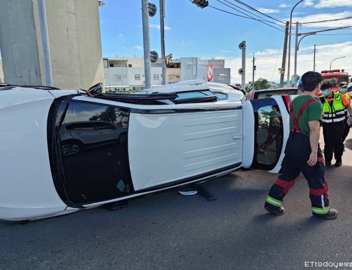 雲林土庫高鐵橋下車禍　2休旅車擦撞「90度側翻」4人送醫