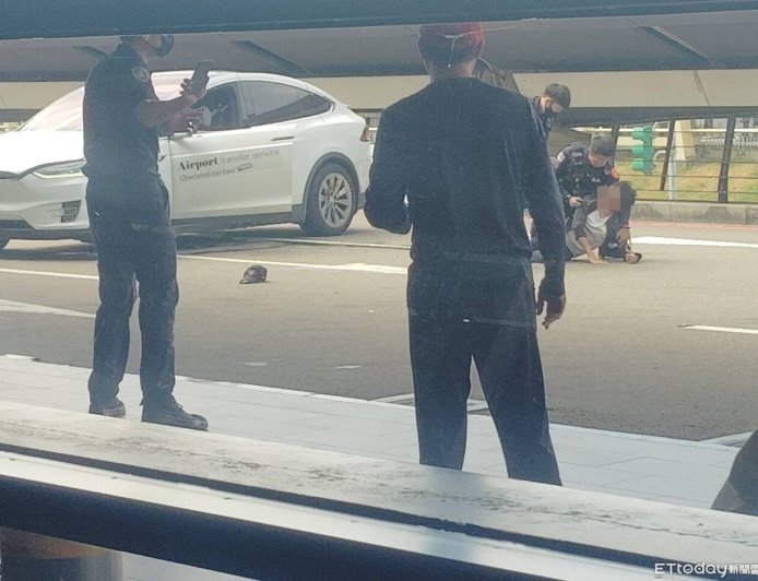 「黃牛特斯拉」桃機違法攬客拒檢！警轟8槍攔車　港女摔落險遭輾