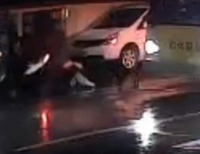 公車過站還讓她下車!女學生「跟同學說再見」慘被機車撞倒