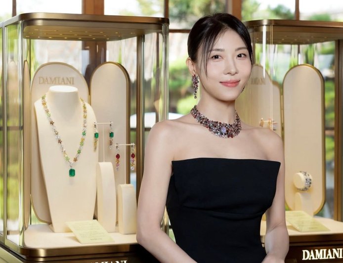 河智苑珠寶上身美到發光 47歲女神連背影都迷人