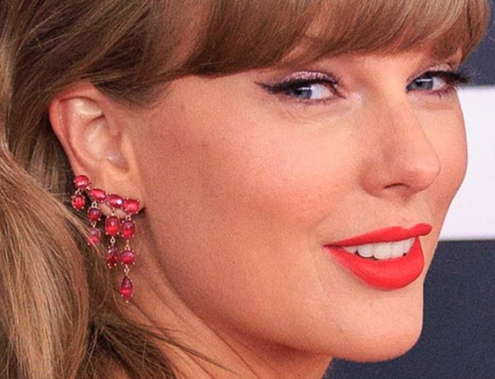 Swifties Scream 'Make It Permanent' To Taylor Swift's SiriusXM Channel 13