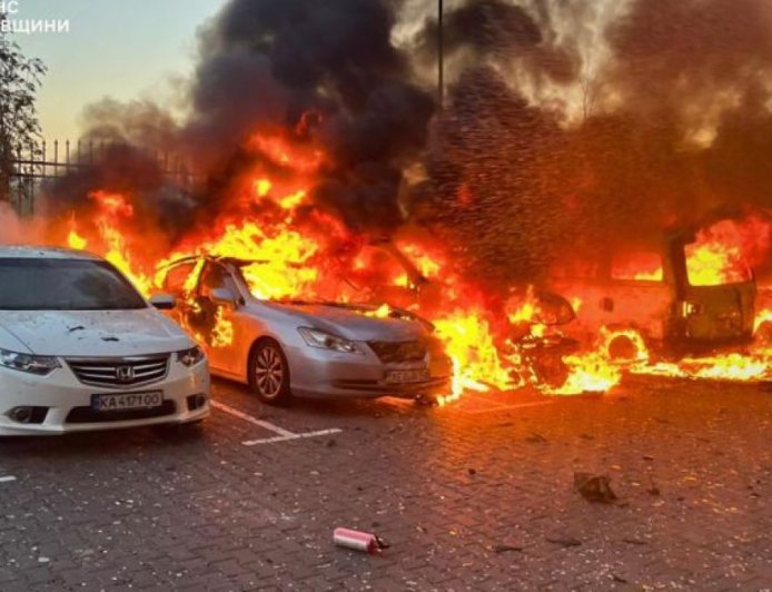 俄罗斯向乌克兰发射数百枚导弹和无人机，基辅以打击炼油厂回应