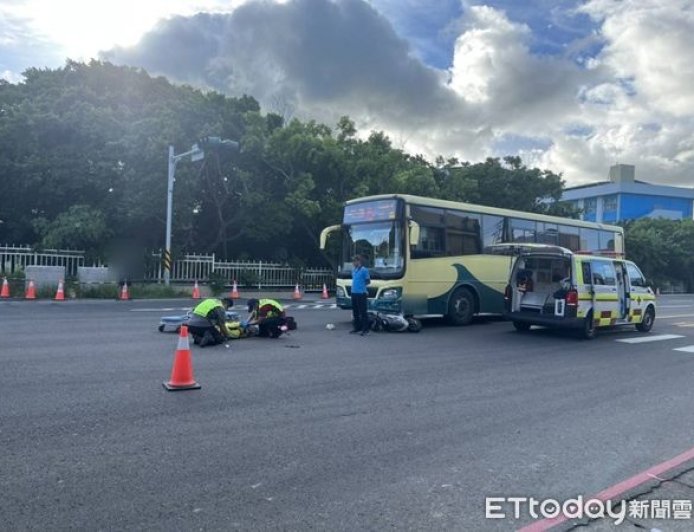 核三廠前嚴重車禍!雙載騎士碰撞遊覽車 2人命危搶救中