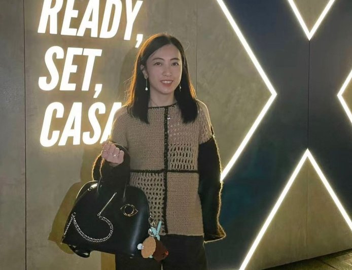 香港前女首富拎百萬愛馬仕包看秀 收藏滿牆橘盒羨煞人