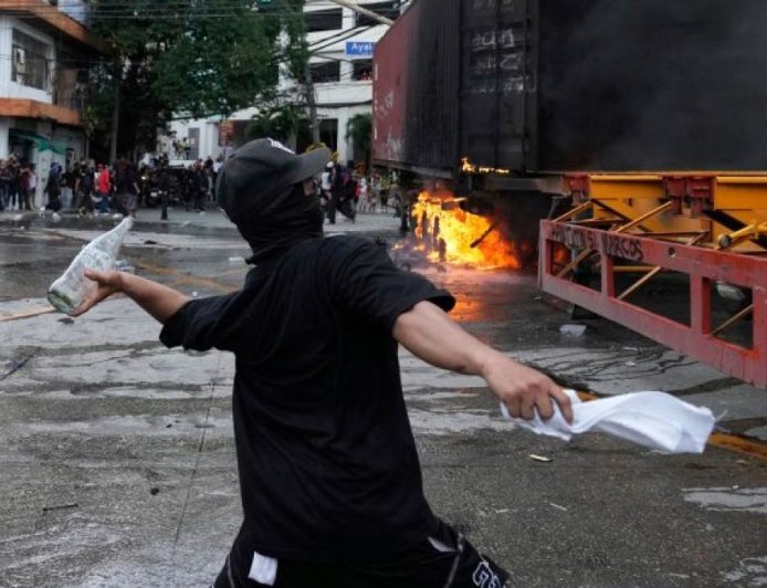 数千人在马尼拉举行反腐抗议集会