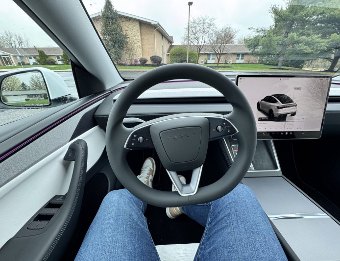 因用特斯拉 Model Y 动能回收系统停车，加拿大一女子未通过驾照路考