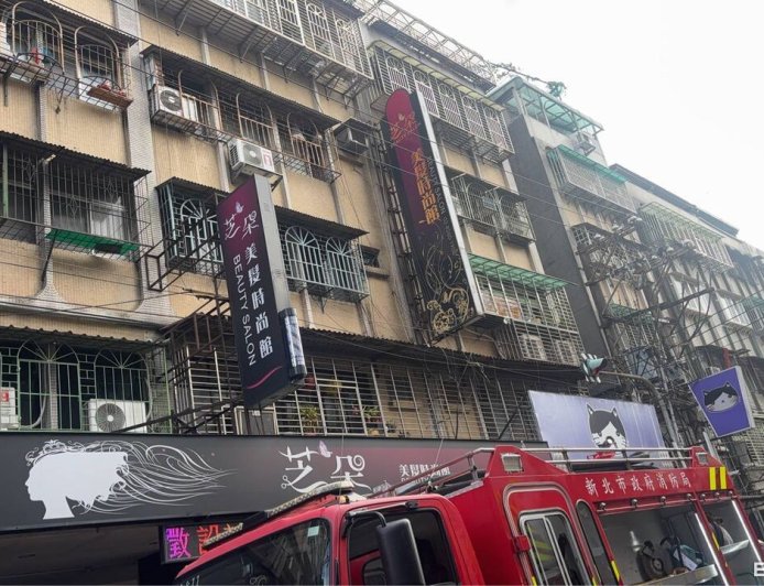 快訊／新北6樓頂加起火竄濃煙　1女大面積燒傷命危送醫搶救　