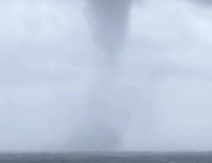 綠島外海驚現水龍捲 震撼畫面曝!目擊民眾坦言有點怕