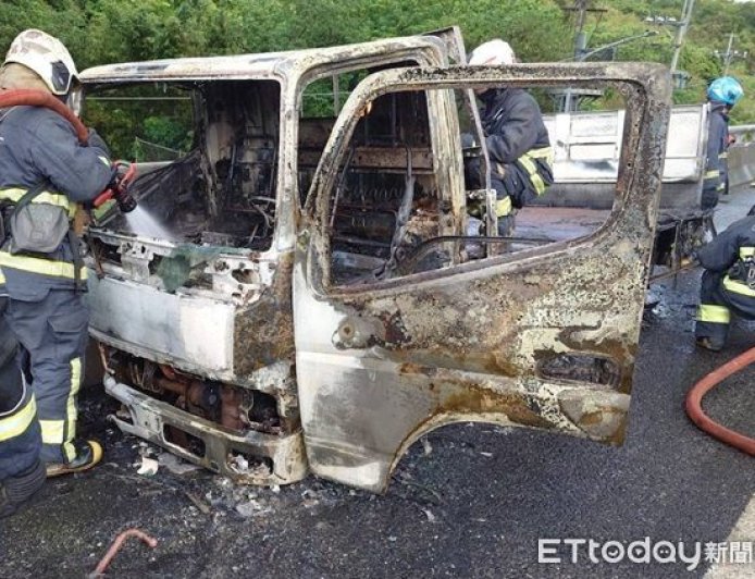 小貨車五楊高架突邊開邊冒煙　駕駛急停路肩逃生...瞬間成廢鐵