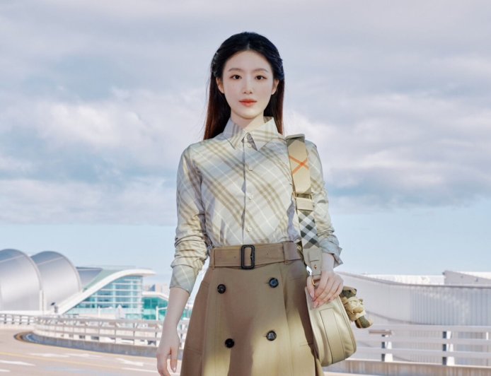 舒華飛倫敦太美！穿Burberry格紋機場造型好甜　萬元泰迪熊掛飾搶鏡