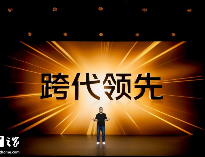 iQOO 15 手机搭载 2K 三星珠峰屏，全球首发最新、最好的「M14 发光材料」