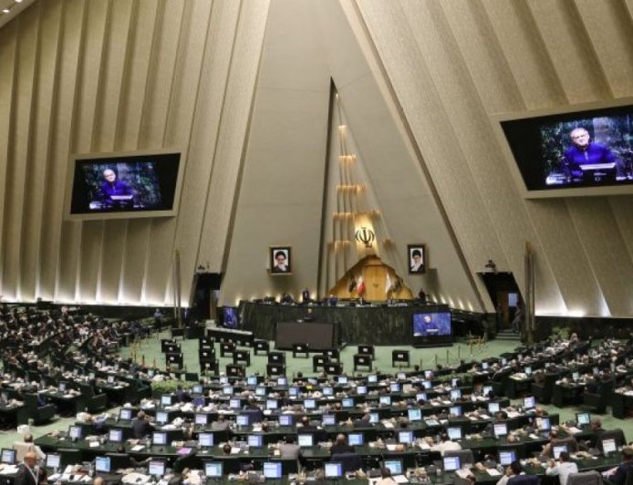 伊朗面临联合国制裁之际，强硬派议员要求研制核弹