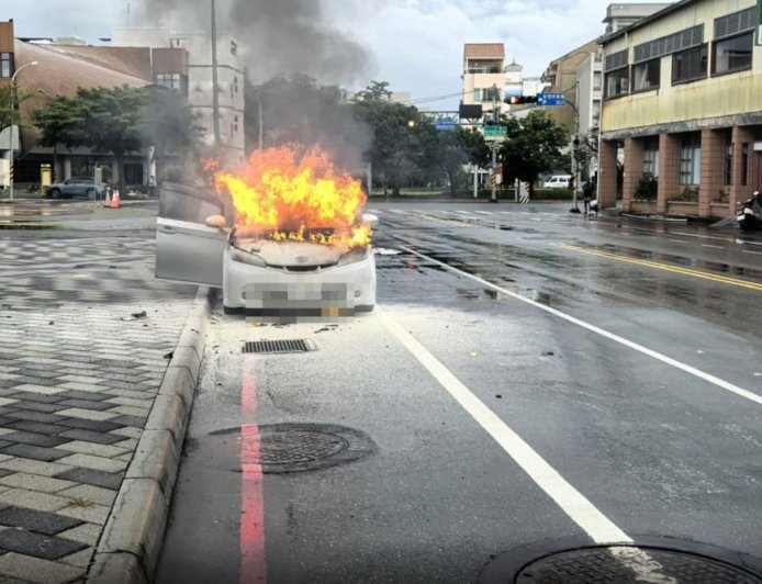 台南火燒車！行駛中突冒煙起火　女駕駛急停路邊逃生