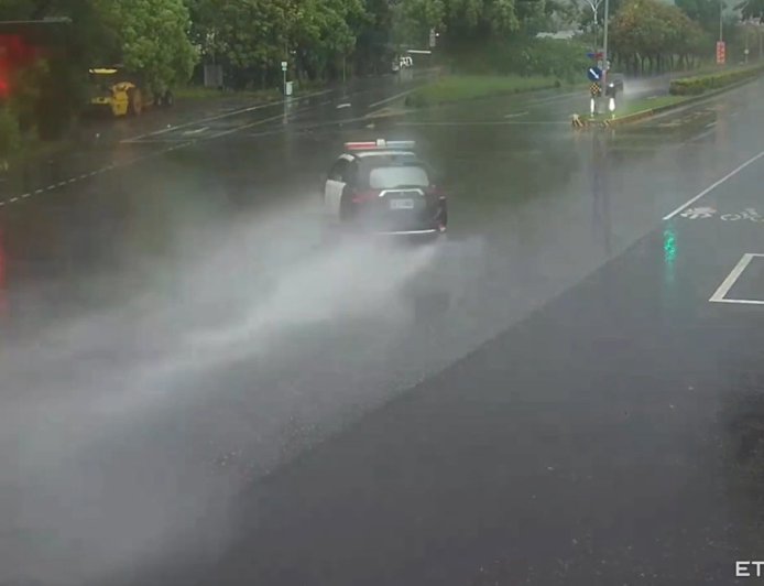 花蓮警車自撞1死2傷！撞擊畫面曝光「全是水花」　1警噴飛趴路面