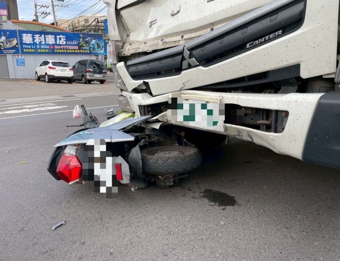 路口紅綠燈沒亮!女騎士遭撞卡車底身亡 彰化縣府國賠94萬