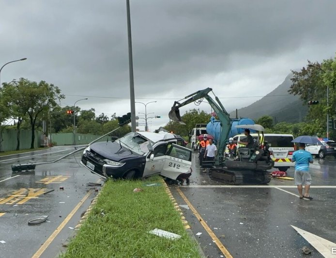快訊／花蓮警車押解人犯自撞燈桿！詐欺通緝男死亡...2警輕重傷