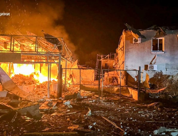 特朗普与泽连斯基会晤前夕：俄罗斯空袭与乌克兰攻击导致莫斯科机场瘫痪