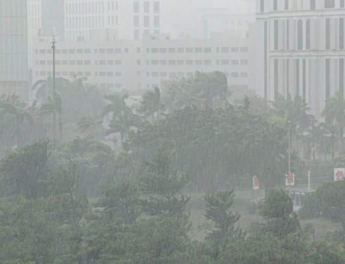 “桦加沙”强度减弱下午或降至强台风级，已致台湾14死34伤124失联