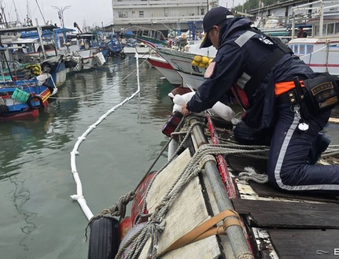富岡漁港船半沉柴油外洩　急放「吸油棉+攔油索」控制污染