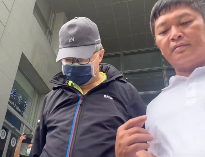 台鹽綠能弊案前董座陳啟昱600萬交保 滿頭白髮憔悴搭BMW離開