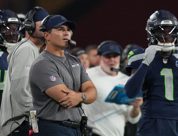 Seahawks' interception turns into fumble after defender runs into own teammate