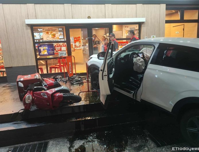 闖紅燈釀禍！休旅車擦撞無辜騎士　險衝進肯德基嚇壞客人　　　