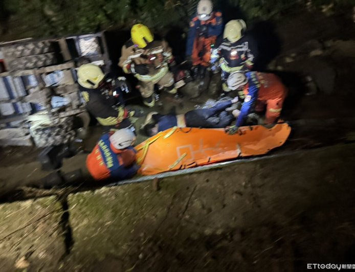 快訊/孝子果農沒回家吃晚餐!妻上山找人 驚見車翻山溝壓死他
