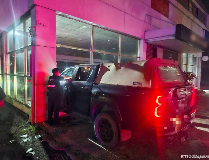 高雄皮卡深夜撞進汽車修理廠! 駕駛「滿身酒氣」遭送辦