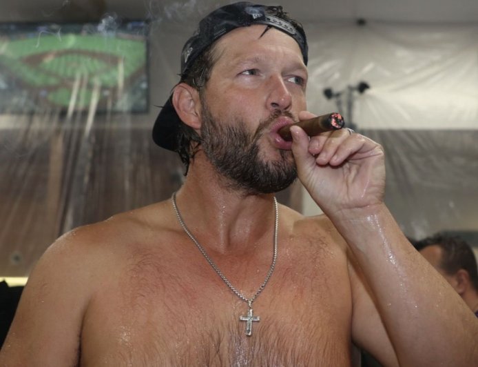 「或許是最後一次」柯蕭裸上身嗨慶封王：連褲子都不想穿了！