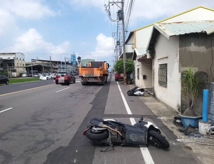 彰化2機車巷口擦撞!騎士險被砂石車輾過 驚險逃劫畫面曝光