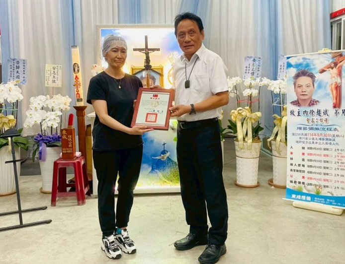 一生以「從愛出發」　原住民委員會追頒「超人醫師」徐超斌二等原住民族奬章