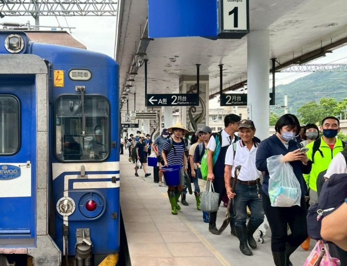 「鏟子超人」徒步走入災區！ICU醫感動：感謝台灣人的善良