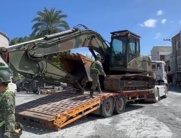 國軍出動「迷彩裝怪手」！搶進光復重災區　花防部、十軍團也到場