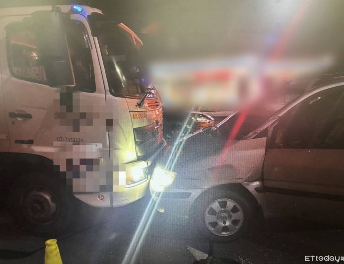 屏東南州怪異車禍！小客車「超慢速」逆行　連撞2輛大貨車