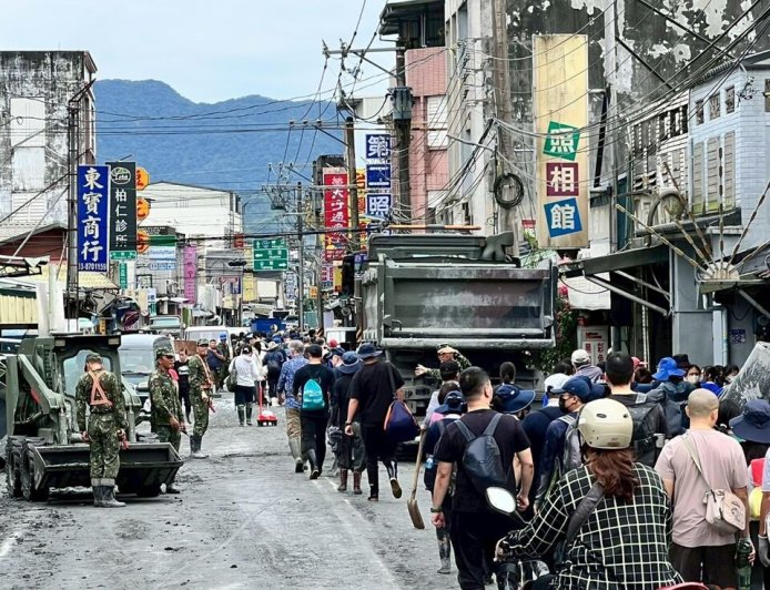 全台鏟子超人湧入花蓮　網友揭「志工救災須知」