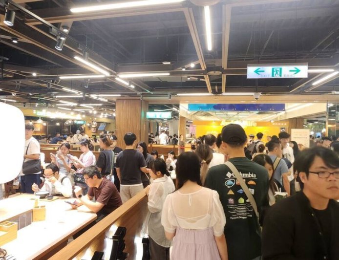 新光三越重新開幕1.5hrs湧萬人！50萬滿額贈秒領光　今業績恐破2億