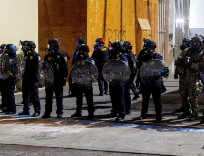 特朗普下令向美国波特兰市和ICE设施部署军队