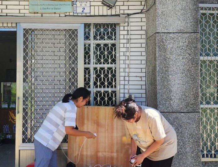 台東利稻派出所成充電站!路斷停電4天 村民拿手機、照明排隊