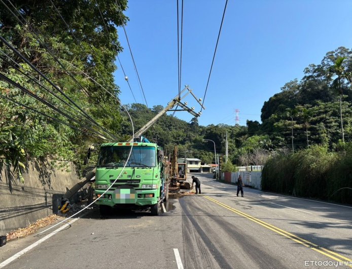 台三線大貨車撞斷電桿!整根倒車上畫面曝光