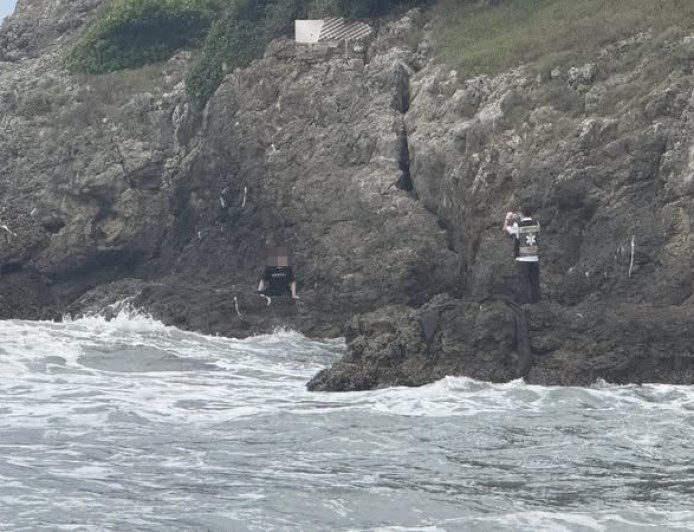 快訊／漲潮回不來！旗津遊客海邊玩水受困礁石　警消救援中