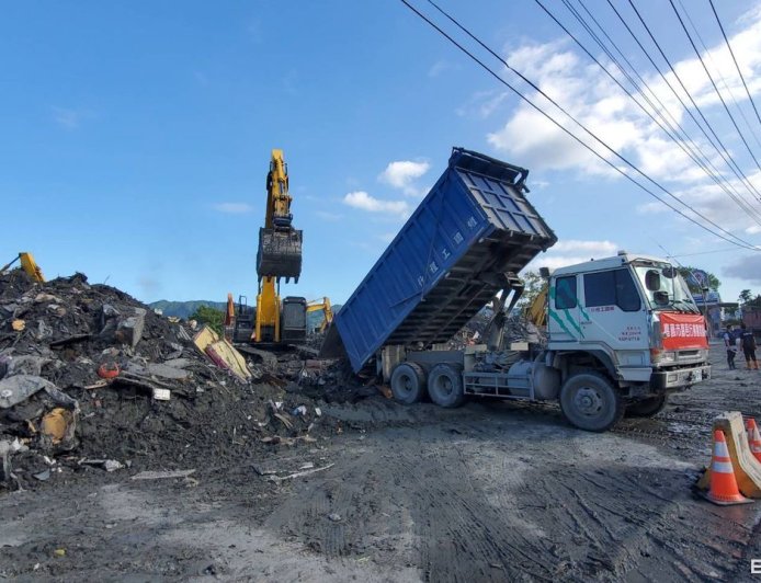 災區淤泥全堆這!24H不間斷清運「累計破萬噸」 暫置場快堆滿