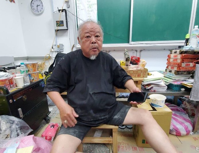 開車快不過洪水！他從天窗逃劫愛犬慘亡　收容所將搬遷嘆無奈