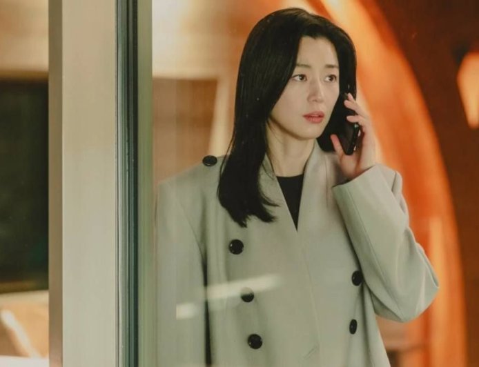 全智賢《暴風圈》精英造型解析！高領西外、風衣是必備　偷塞了私人愛牌