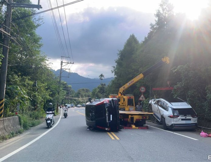 台18線翻車事故！休旅閃神擦撞路邊車輛翻覆　駕駛乘客3人送醫