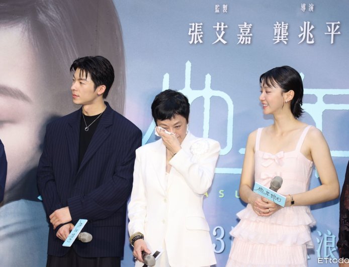 《他年她日》首映擠爆!張艾嘉哽咽「當日收入」全捐花蓮 千名粉絲包圍許光漢
