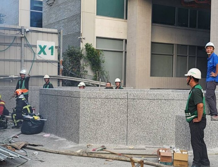 快訊／台中市議會旁「七期商辦工地」火警！濃煙四散　消防搶救中