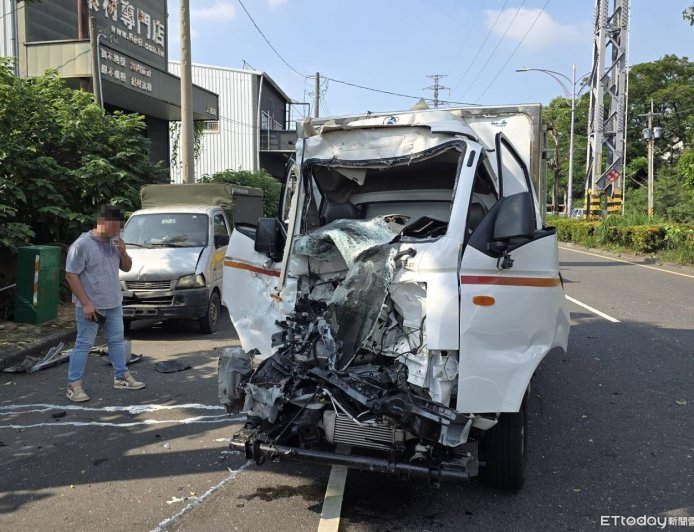連環撞！高雄小貨車夾擊6車釀4傷　車頭凹陷爛毀畫面曝