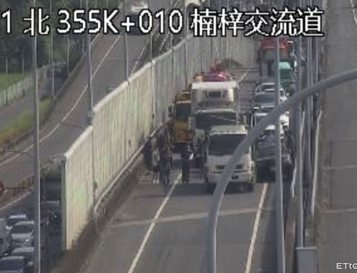 快訊/收假注意!楠梓交流道北上匝道5車追撞...嚴重回堵中